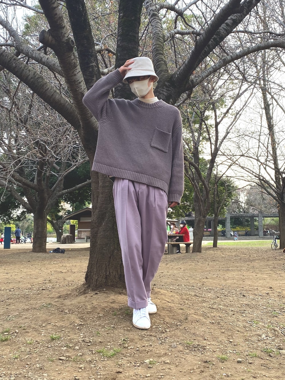 「休日スタイル、お花見、ラベンダー、オフホワイト、スニーカー、バケットハット、ニット、マスクコーデ、春コーデ、イヤーカフ」｜「adidas Originalsの【adidas Originals】STAN SMITH CQ2198（スニーカー、ホワイト系）」を使った、がっくんちょさん（メンズ・186cm）の春コーディネートの1枚目の写真