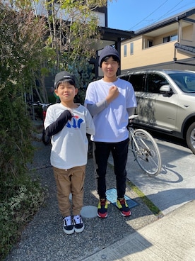 「H&M（エイチ・アンド・エム）のアイテム（カーゴパンツ）」を使った、そうた&えいたさん（キッズ・130cm）の春コーディネート