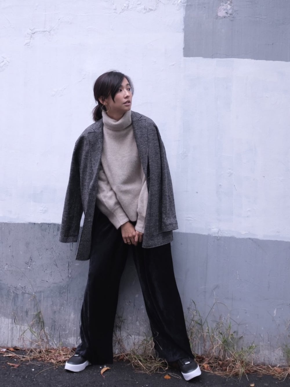 「私服、優木まおみ、ジャケット、ニット、パンツ、靴、秋冬、秋のコーデ、NIKE、Ron Herman」｜「GALERIE VIEのアイテム（ジャケット/アウター、グレー系）」を使った、優木まおみさん（レディース・165cm）の秋コーディネートの1枚目の写真