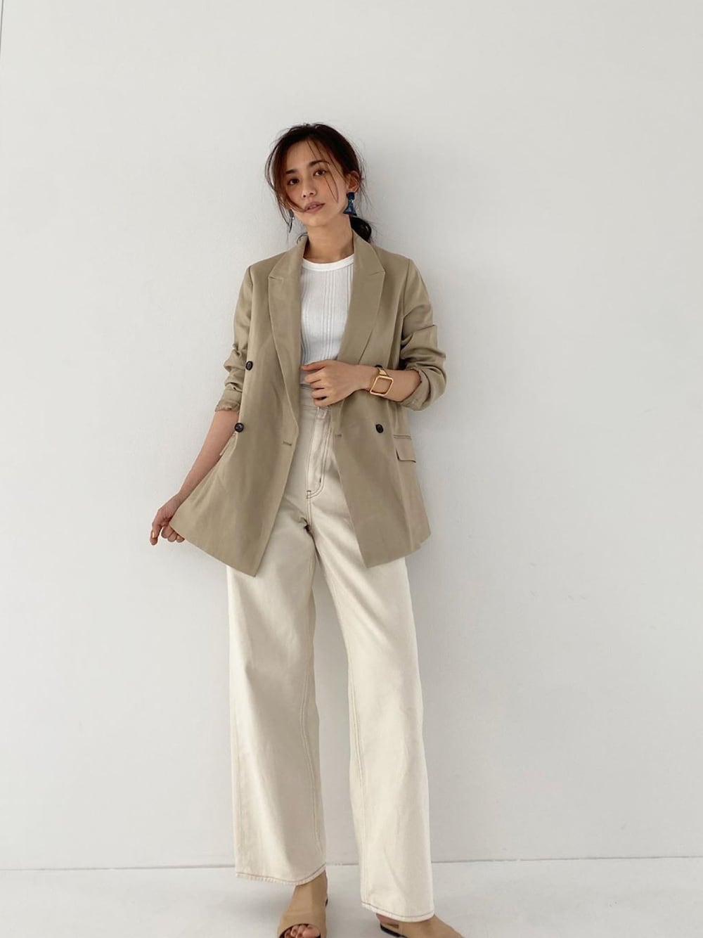 「私服」｜「uncraveのアイテム（ジャケット/アウター、ホワイト系）」を使った、優木まおみさん（レディース・165cm）の夏コーディネートの1枚目の写真