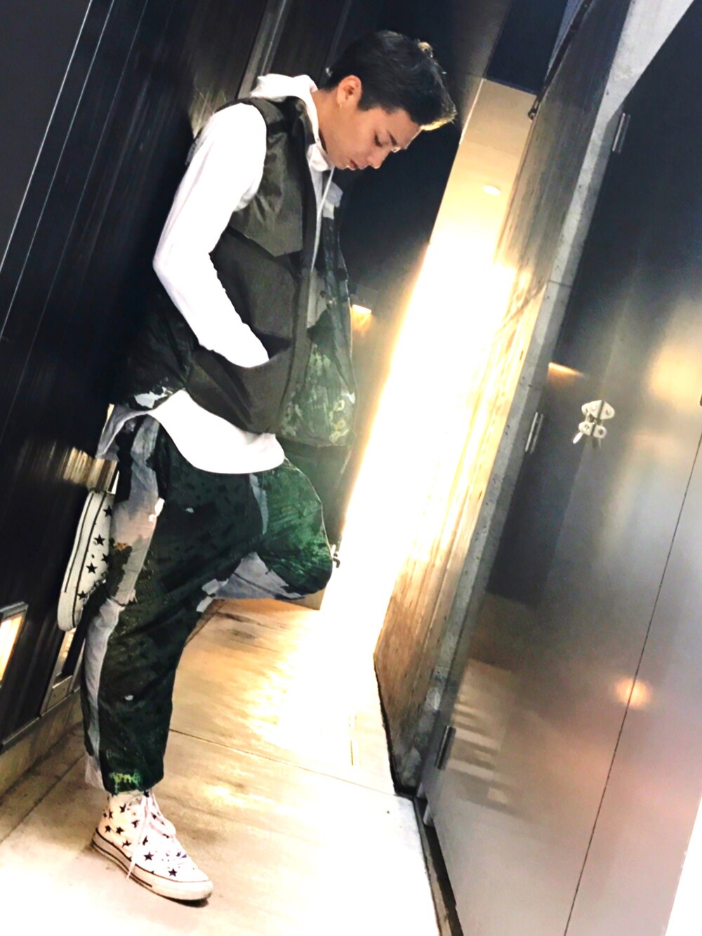 「DIESELのアイテム（ベスト、グリーン系）」を使った、カドヤンさん（メンズ・177cm）の秋コーディネートの1枚目の写真