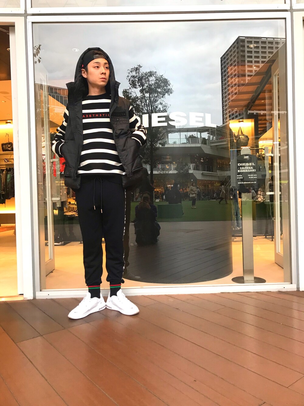 「DIESELのアイテム（ダウンベスト、ブラック系）」を使った、カドヤンさん（メンズ・177cm）の秋コーディネートの1枚目の写真
