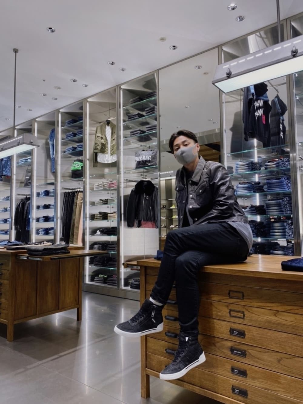 「ラゾーナ川崎、Diesel」｜「DIESELのアイテム（ジャケット/アウター、ブラック系）」を使った、カドヤンさん（メンズ・177cm）の秋コーディネートの1枚目の写真