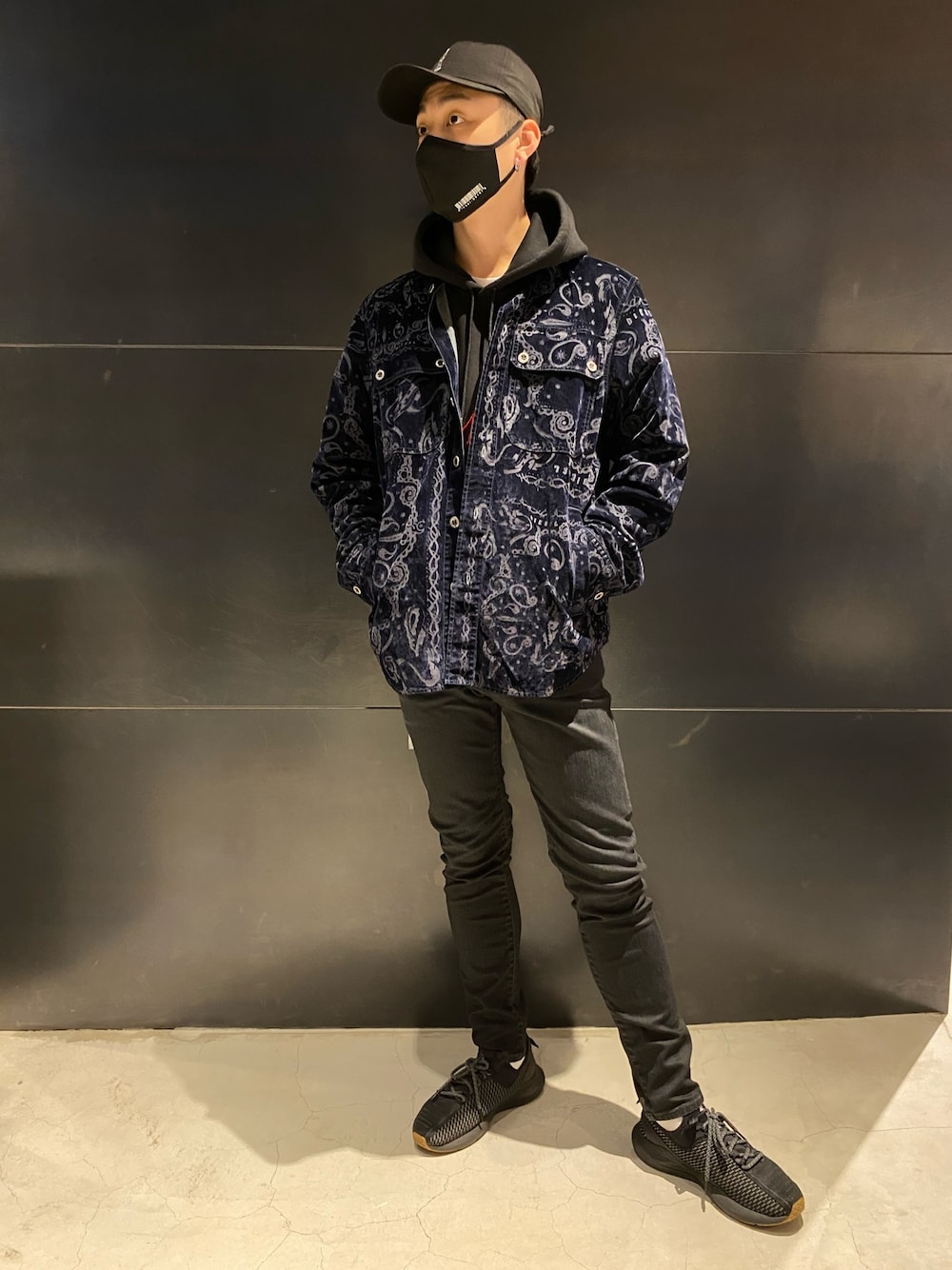 「ラゾーナ川崎、ディーゼル(DIESEL)」｜「DIESELのアイテム（シャツ/ブラウス、ブラック系）」を使った、カドヤンさん（メンズ・177cm）の秋コーディネートの1枚目の写真