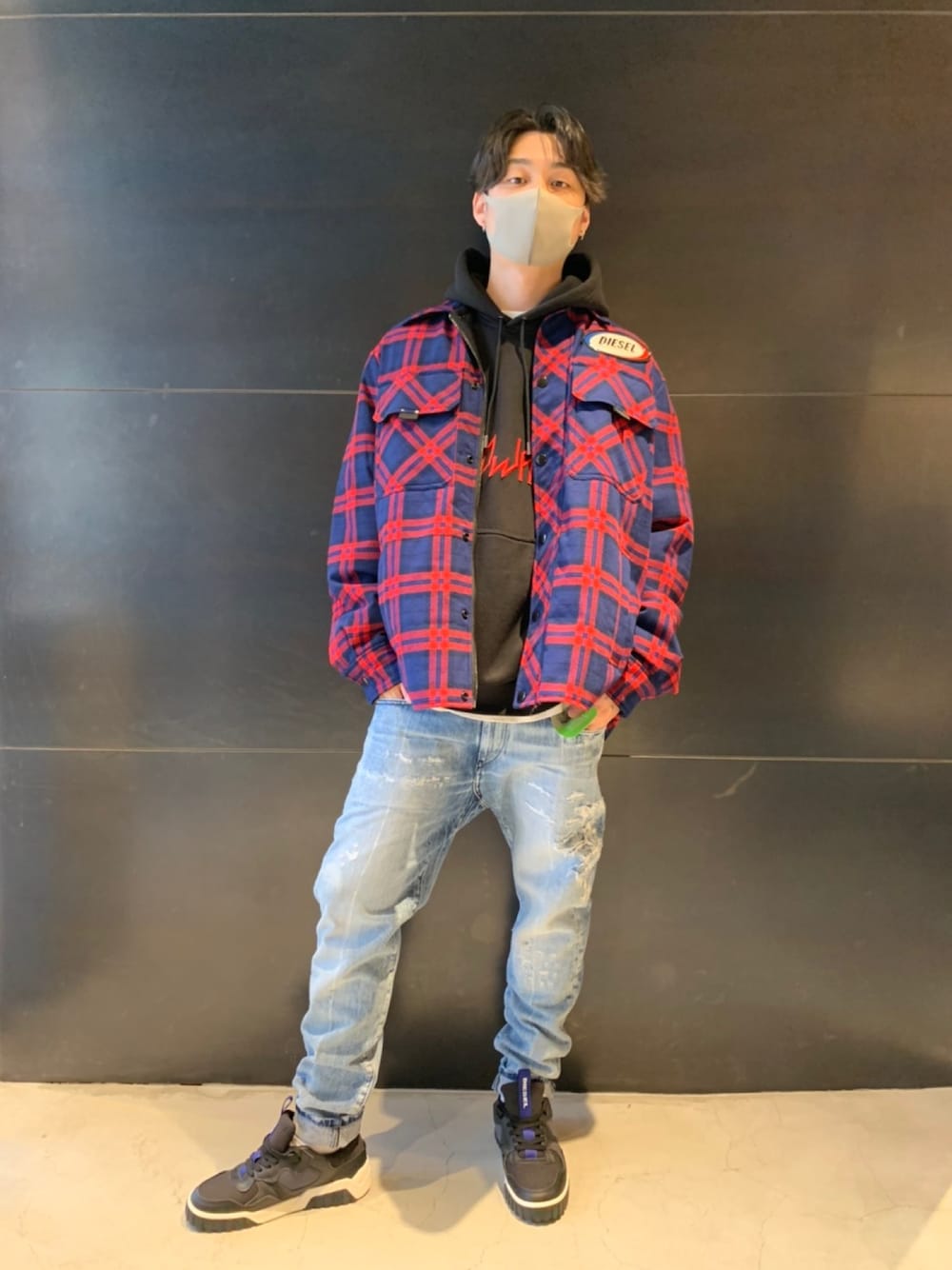「ラゾーナ川崎、Diesel」｜「DIESELのアイテム（ジャケット/アウター、レッド系）」を使った、カドヤンさん（メンズ・177cm）の秋コーディネートの1枚目の写真