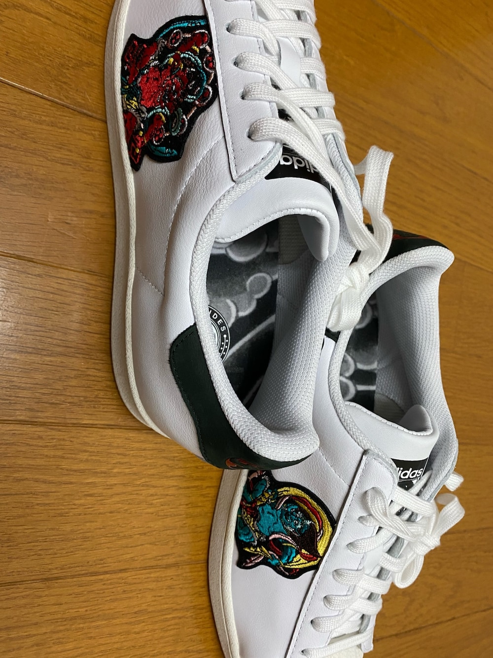 「アディダス、風神雷神」｜「adidasのアイテム（スニーカー、ホワイト系）」を使った、もとちゃんさん（メンズ・173cm）の冬コーディネートの1枚目の写真