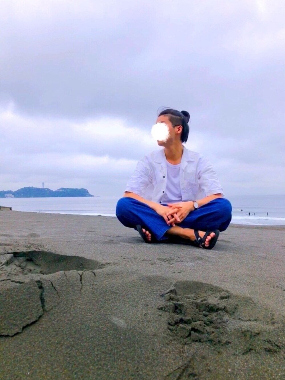 ホワイト系のその他トップス、ブルー系のデニムパンツ、ブラック系のサンダルを着用したメンズの夏コーディネートの1枚目の写真