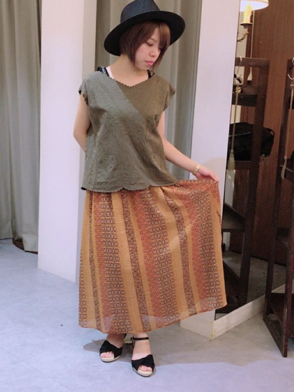 「＃HVC＃Salasally＃Annashlee＃秋カラー＃晩夏コーデ＃カーキ＃サンダル＃パルム商店街＃武蔵小山」｜「hvc femmeのhvc femme / ビジュータンクトップ（タンクトップ、ブラック系）」を使った、HVC武蔵小山店さん（レディース・150cm）の夏コーディネートの1枚目の写真
