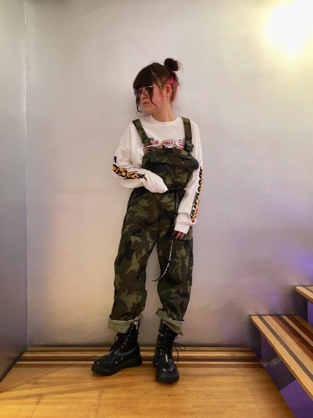「ミリタリー、カジュアル、オーバーオール、ストリート、迷彩、大人カジュアル、Hysteric Glamour」｜「HYSTERIC GLAMOURのWOODLAND総柄 オーバーオール（サロペット/オーバーオール、その他）」を使った、Nomoさん（レディース・154cm）の春コーディネートの1枚目の写真