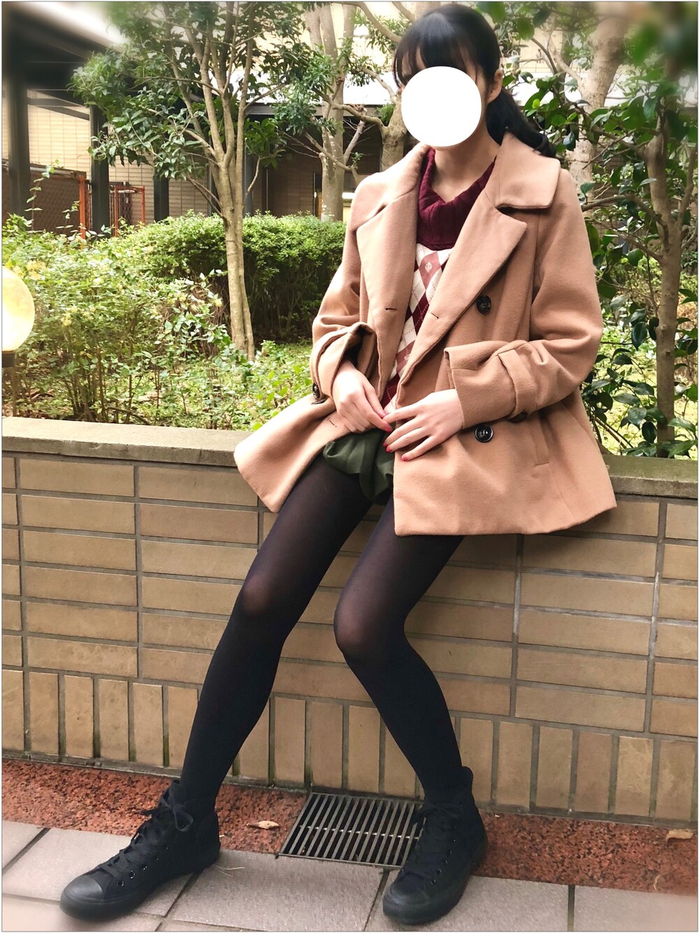 レッド系のニット/セーター、イエロー系のピーコート、グリーン系のパンツを着用したレディースの冬コーディネートの1枚目の写真
