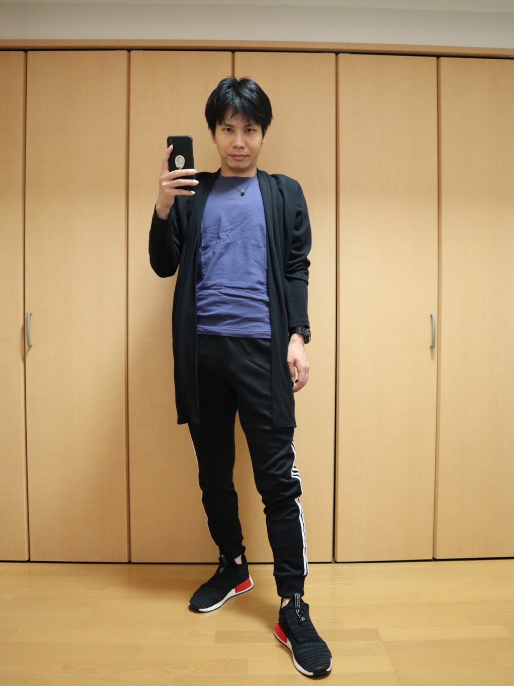 「ラインパンツ、夏だ！Tシャツ着よう！、ラフ、ジム通い、ラフコーデ、おしゃれさんと繋がりたい、お洒落さんとつながりたい、アディダスコーデ、オールブラックコーデ、ロンクカーディガン」｜「adidasのトラックパンツ [SST TRACK PANTS] アディダスオリジナルス（スウェットパンツ、ブラック系）」を使った、AVANT-GARDE KENTAさん（メンズ・175cm）の夏コーディネートの1枚目の写真