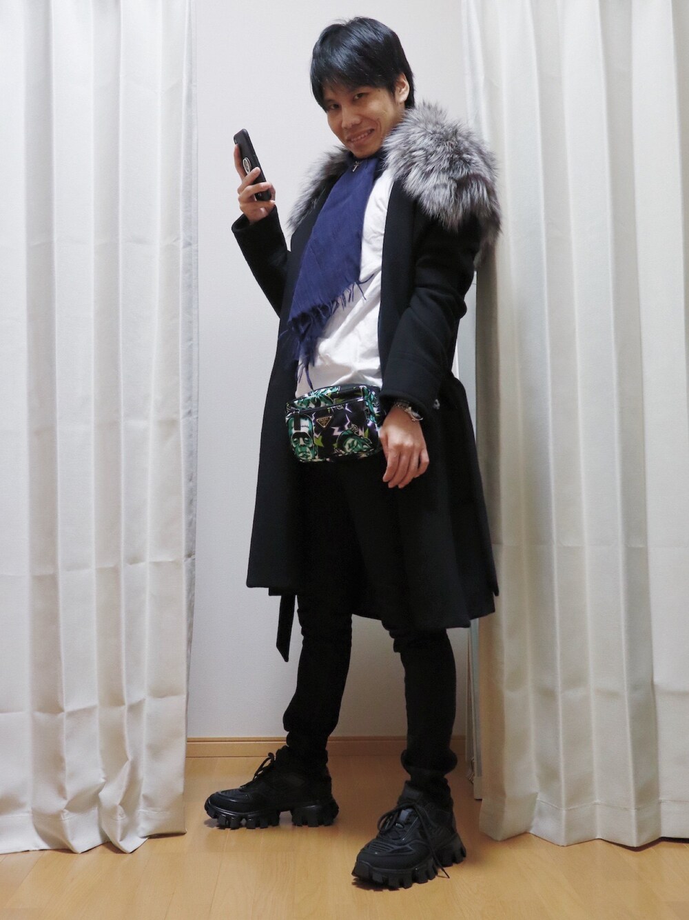 「冬コーデ、プラダ、シンプルコーデ、おしゃれさんと繋がりたい、お洒落さんとつながりたい、ブラックコーデ、ロングコート、ラグジュアリー、instagramフォローお願いします」｜「PRADAのアイテム（ボディバッグ/ウエストポーチ、ブラック系）」を使った、AVANT-GARDE KENTAさん（メンズ・174cm）の冬コーディネートの1枚目の写真
