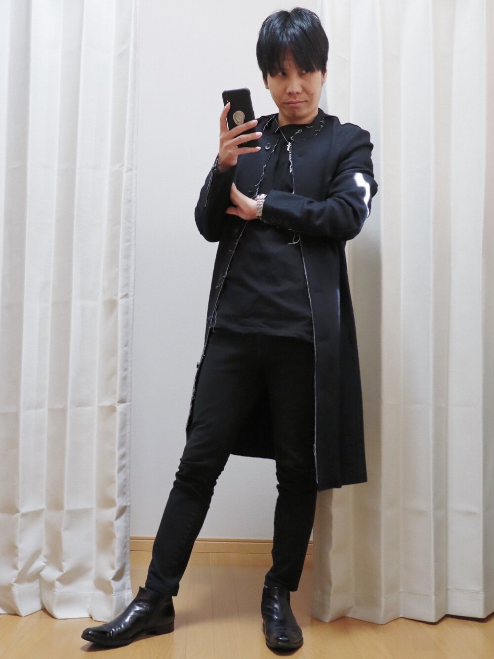 「大人カジュアル、年末WEAR感謝祭、ロングコート、黒、オールブラック、ブラック、ブラックコーデ、黒スキニー、instagramフォローお願いします」｜「GUCCIのアイテム（ネックレス、シルバー系）」を使った、AVANT-GARDE KENTAさん（メンズ・174cm）の冬コーディネートの1枚目の写真
