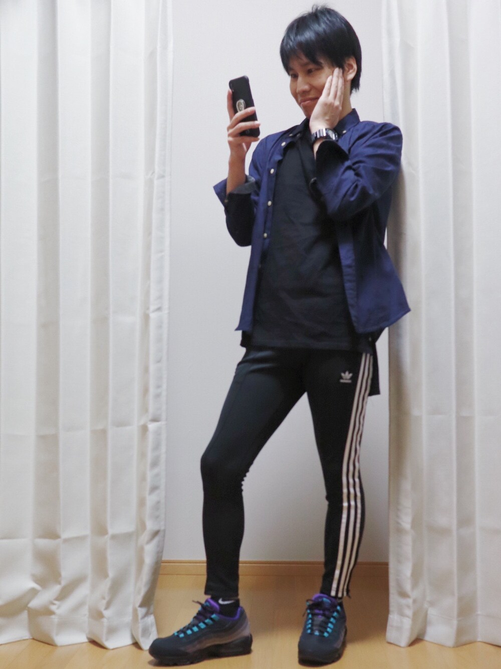 「年末WEAR感謝祭、ストリート、ストリートMIX、ラインパンツ、ボタンダウンシャツ、エアマックス95、おしゃれさんと繋がりたい、お洒落さんとつながりたい、instagramフォローお願いします」｜「Paul Smithのアイテム（シャツ/ブラウス、ブルー系）」を使った、AVANT-GARDE KENTAさん（メンズ・174cm）の冬コーディネートの1枚目の写真