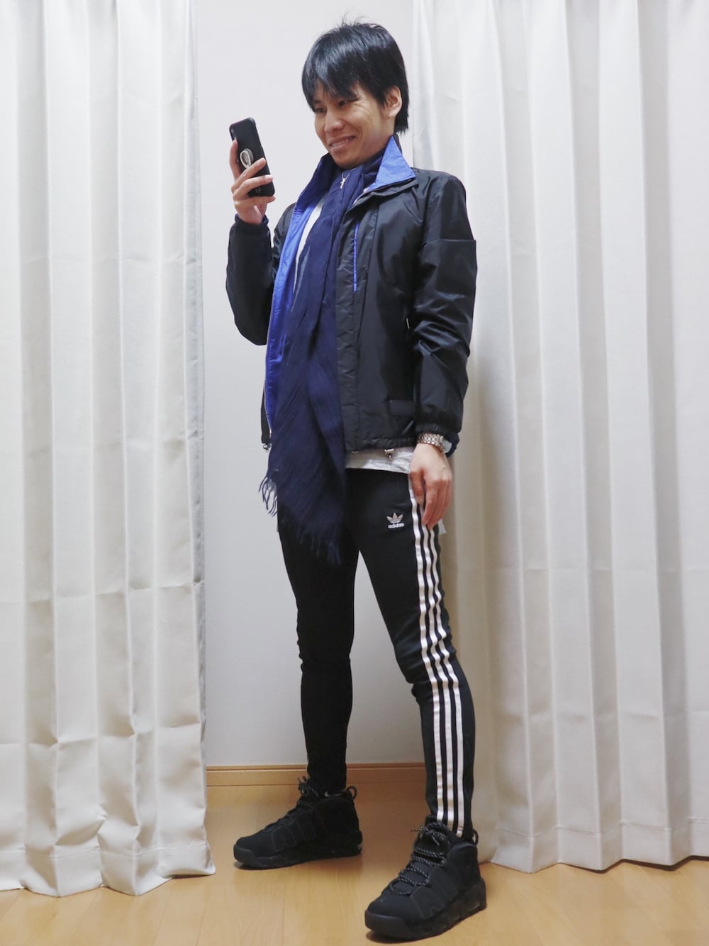 「あけましておめでとうございます！、おしゃれさんと繋がりたい、お洒落さんとつながりたい、ストリート、ストリートファッション、ラインパンツ、モアテン、モアアップテンポ、Instagramやってます、黒」｜「PRADAのアイテム（ナイロンジャケット、ブラック系）」を使った、AVANT-GARDE KENTAさん（メンズ・174cm）の冬コーディネートの1枚目の写真
