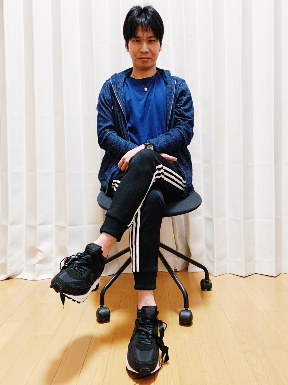 「カジュアルコーデ、今日のコーデ、お洒落さんとつながりたい、サッカー、スニーカー、スニーカーコーデ、サカイ、ラインパンツ、パーカー」｜「adidasのトラックパンツ [SST TRACK PANTS] アディダスオリジナルス CW1275（その他パンツ、ブラック系）」を使った、AVANT-GARDE KENTAさん（メンズ・174cm）の春コーディネートの1枚目の写真