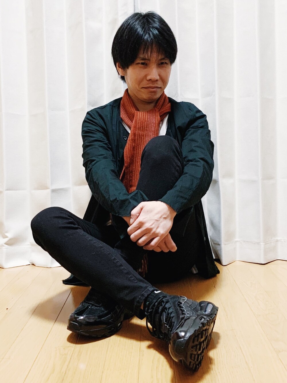 「年末WEAR感謝祭、休日スタイル、シンプルコーデ、冬コーデ、お洒落さんとつながりたい、インスタやってます、instagram、instagramフォローお願いします、インスタフォローしてね！、ブラックコーデ」｜「Paul Smithのアイテム（マフラー、レッド系）」を使った、AVANT-GARDE KENTAさん（メンズ・174cm）の冬コーディネートの1枚目の写真