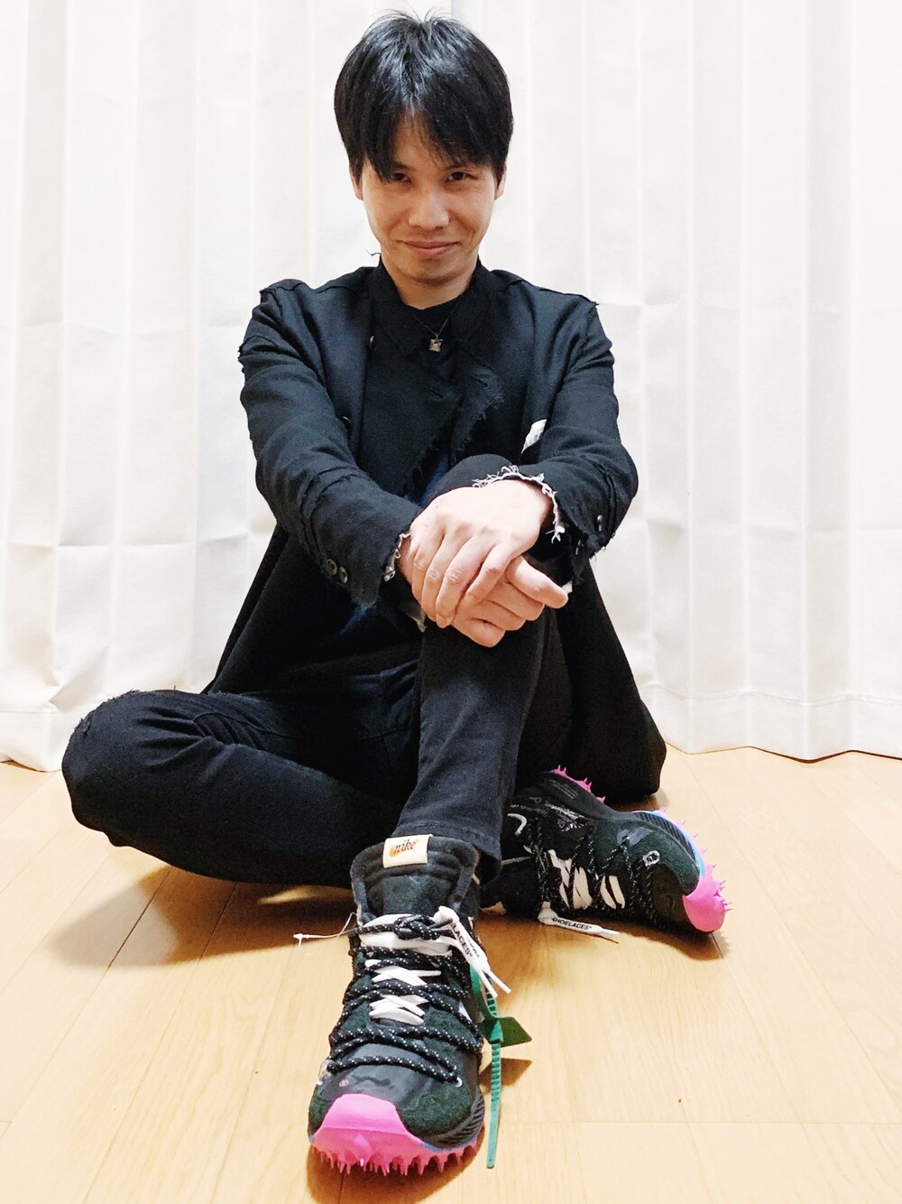 「私の推しブランド、お洒落さんとつながりたい、今日のコーデ、ストリートコーデ、オフホワイト×ナイキ、オフホワイト、ブラック、オールブラック、instagram、インスタフォローしてね！」｜「GUCCIのアイテム（ネックレス、シルバー系）」を使った、AVANT-GARDE KENTAさん（メンズ・174cm）の冬コーディネートの1枚目の写真