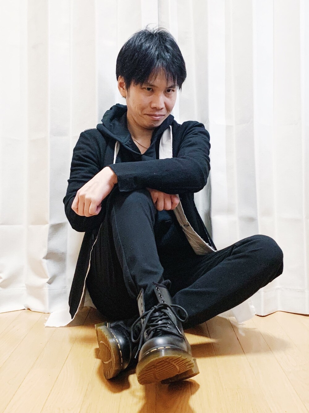 「お洒落さんとつながりたい、今日のコーデ、オールブラック、ドクターマーチン、ドクターマーチン8ホール、instagramフォローお願いします、インスタフォローしてね！、インスタグラム、ブラックコーデ、黒コーデ」｜「no brandのアイテム（ノーカラージャケット、ブラック系）」を使った、AVANT-GARDE KENTAさん（メンズ・174cm）の冬コーディネートの1枚目の写真