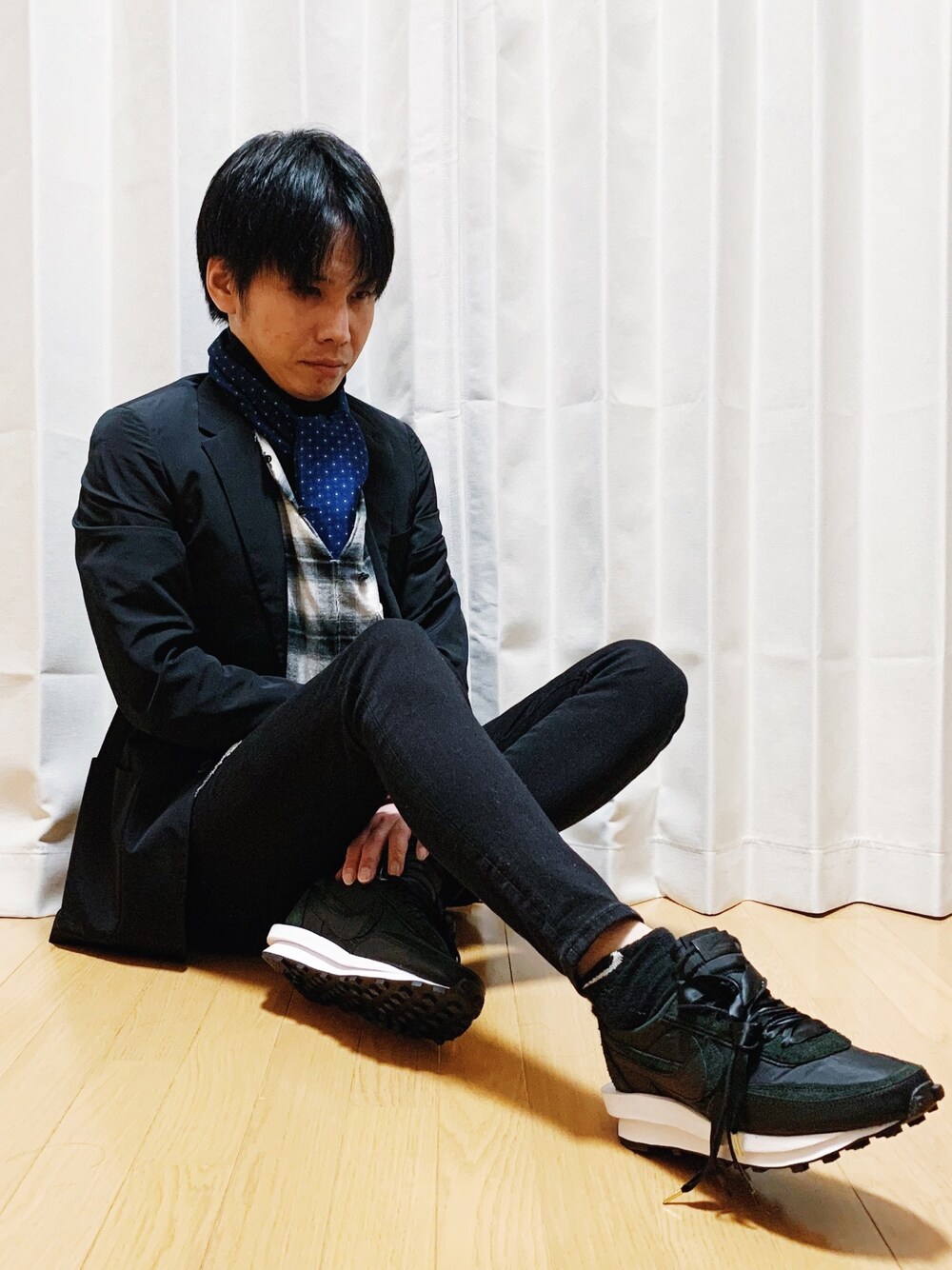 「今日のコーデ、お洒落さんとつながりたい、チェックシャツ、スニーカーコーデ、サカイ、サカイナイキ、オールブラック、テーラードジャケット、instagramフォローお願いします、インスタフォローしてね！」｜「Paul Smithのアイテム（ストール/ショール、ブルー系）」を使った、AVANT-GARDE KENTAさん（メンズ・174cm）の冬コーディネートの1枚目の写真