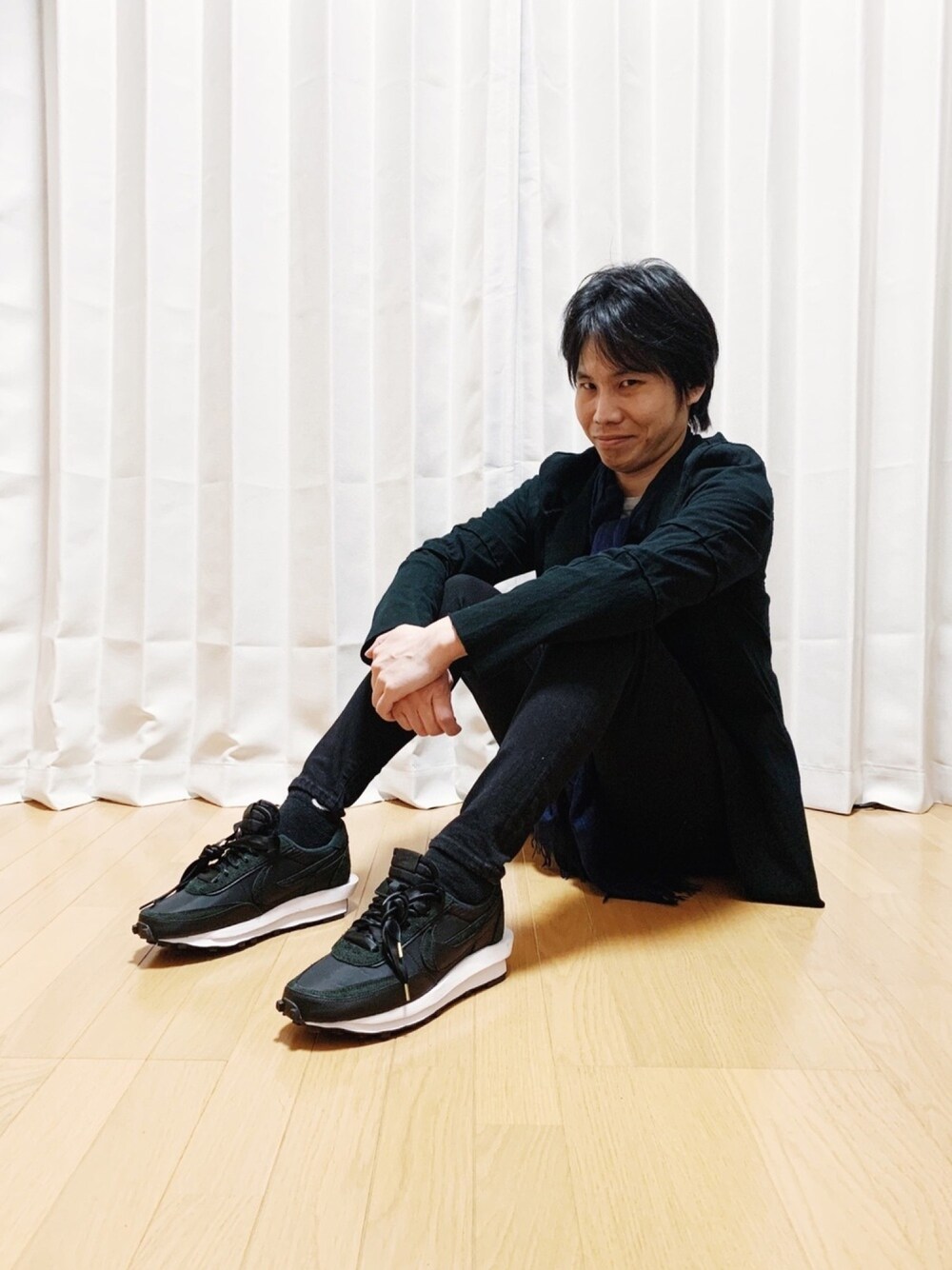 「お洒落さんとつながりたい、オトナカジュアル、休日スタイル、スニーカー、ストリートMIX、サカイ、サカイナイキ、インスタフォローしてね！、instagramフォローお願いします」｜「no brandのアイテム（ノーカラーコート、ブラック系）」を使った、AVANT-GARDE KENTAさん（メンズ・174cm）の春コーディネートの1枚目の写真