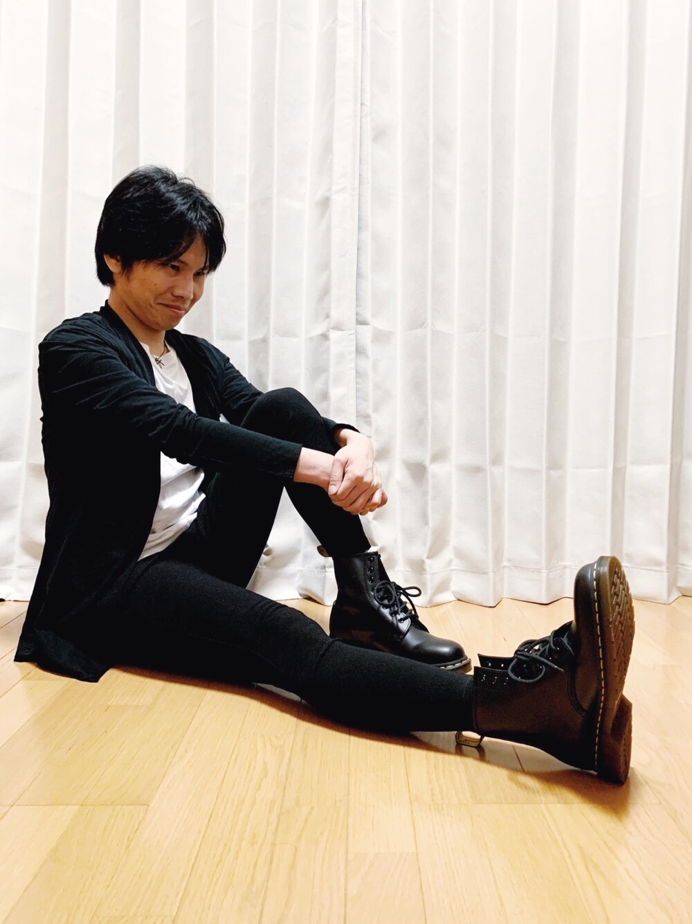 「Dr.Martens、ドクターマーチン、大人カジュアル、お洒落さんとつながりたい、ブーツ、ブーツスタイル、instagramフォローお願いします、インスタフォローしてね！」｜「no brandのアイテム（ノーカラーコート、ブラック系）」を使った、AVANT-GARDE KENTAさん（メンズ・174cm）の春コーディネートの1枚目の写真