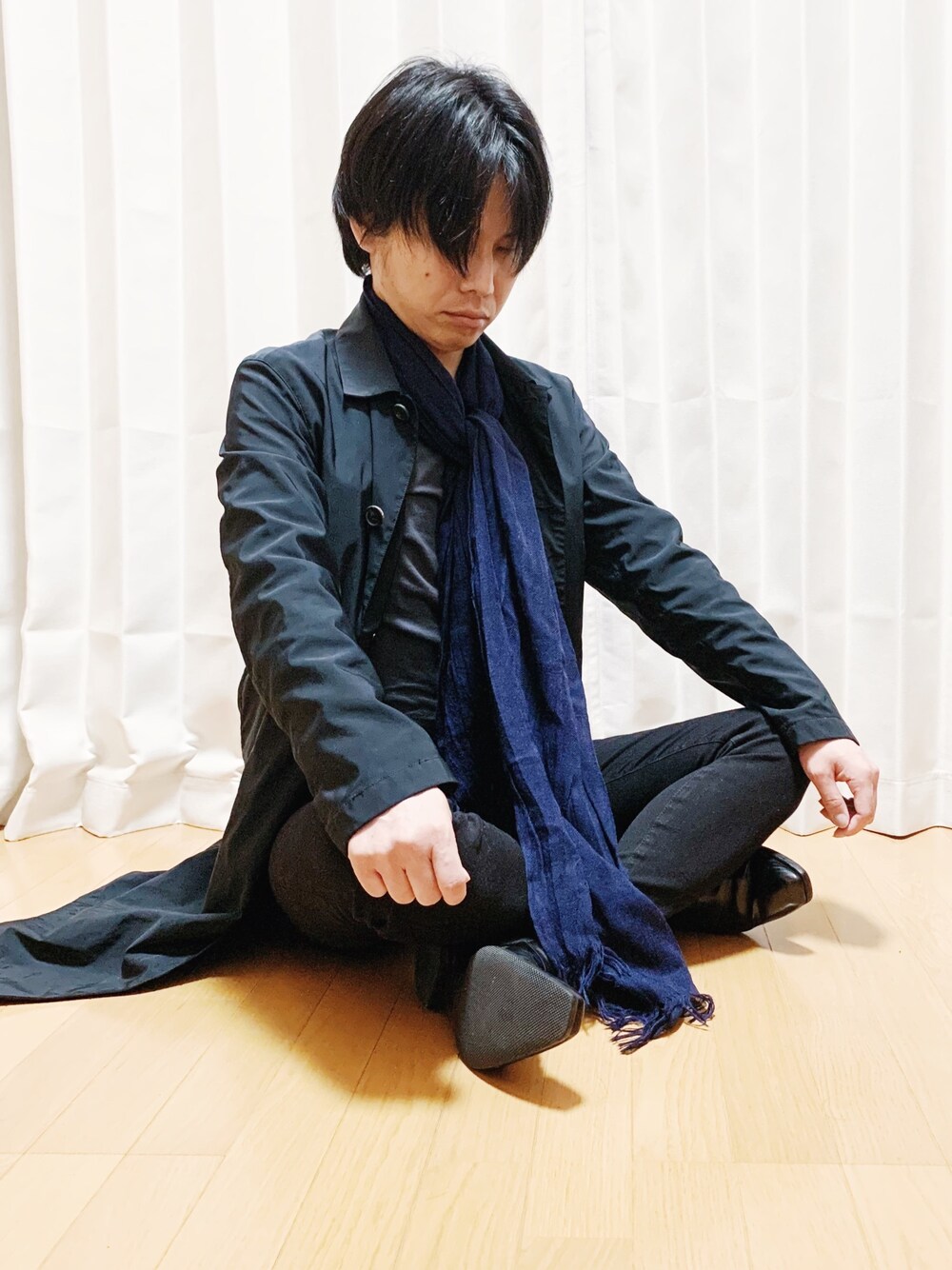 「憧れの人、大人コーデ、素敵、おしゃれさんと繋がりたい、おしゃれになりたい、黒、ブラック、オールブラック、ブラックコーデ、黒コーデ」｜「PRADAのアイテム（ステンカラーコート、ブラック系）」を使った、AVANT-GARDE KENTAさん（メンズ・174cm）の春コーディネートの1枚目の写真