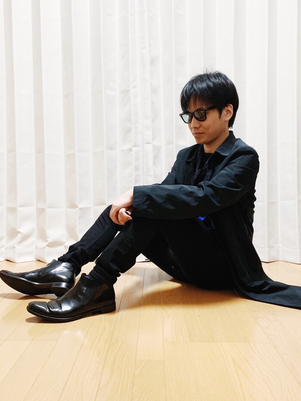 「これが私をアゲる服、今日のコーデ、ブラック、サングラス、レイバン、ステンカラーコート、ブラックコーデ、オールブラック」｜「Ray-Banのアイテム（サングラス、ブラック系）」を使った、AVANT-GARDE KENTAさん（メンズ・174cm）の春コーディネートの1枚目の写真