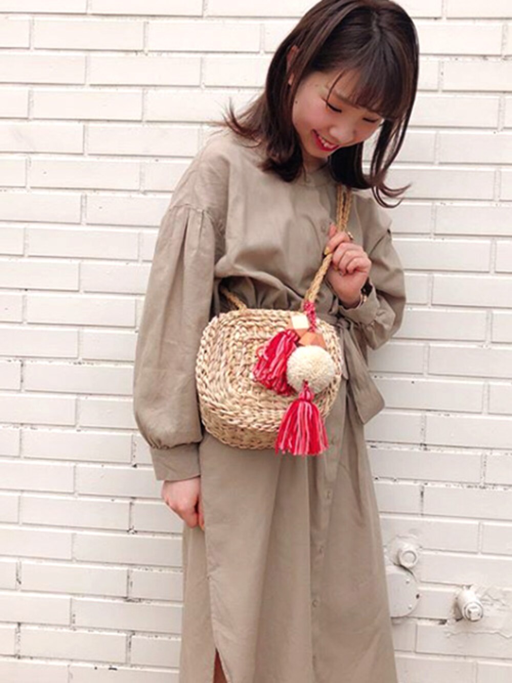 ベージュ系のかごバッグを着用したレディースの春コーディネートの1枚目の写真