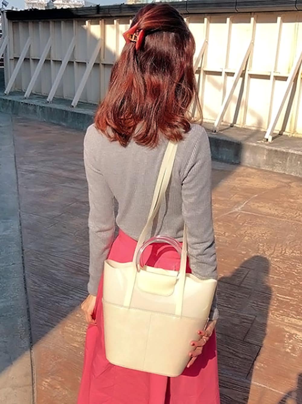 「トートバッグ、スカート、ショルダーバッグ、ヘアアレンジ、クリアバッグ、クリア、新宿ルミネエスト、accommode、リングハンドル、アコモデ」｜「ACCOMMODEのクリアナミナミトート（トートバッグ、ベージュ系）」を使った、ACCOMMODE ルミネエスト新宿店さん（レディース・160cm）の春コーディネートの1枚目の写真