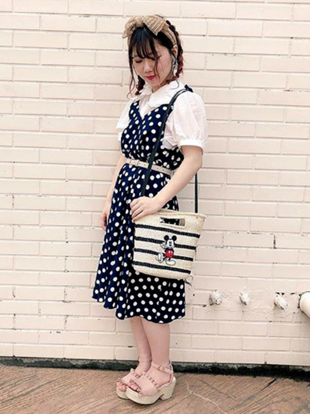 「ヘアバンド、ショルダーバッグ、ドット、ミッキー、サンダル、ディズニー、かごバッグ、ルミネエスト新宿、accommode、アコモデ」｜「Disneyのディズニー/ボーダーミニかごバッグ（かごバッグ、ホワイト系）」を使った、ACCOMMODE ルミネエスト新宿店さん（レディース・155cm）の夏コーディネートの1枚目の写真