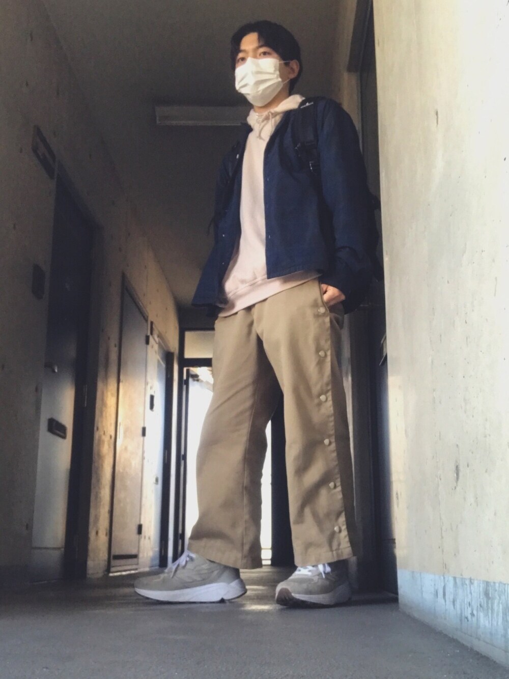 「オープンカラーシャツ、ビッグシルエット、スニーカーコーデ、ワイドパンツ、パーカー、今日のコーデ」｜「ITEMS URBANRESEARCHのチェックオープンカラーロングスリーブシャツ（シャツ/ブラウス、ブルー系）」を使った、wanさん（メンズ・167cm）の冬コーディネートの1枚目の写真