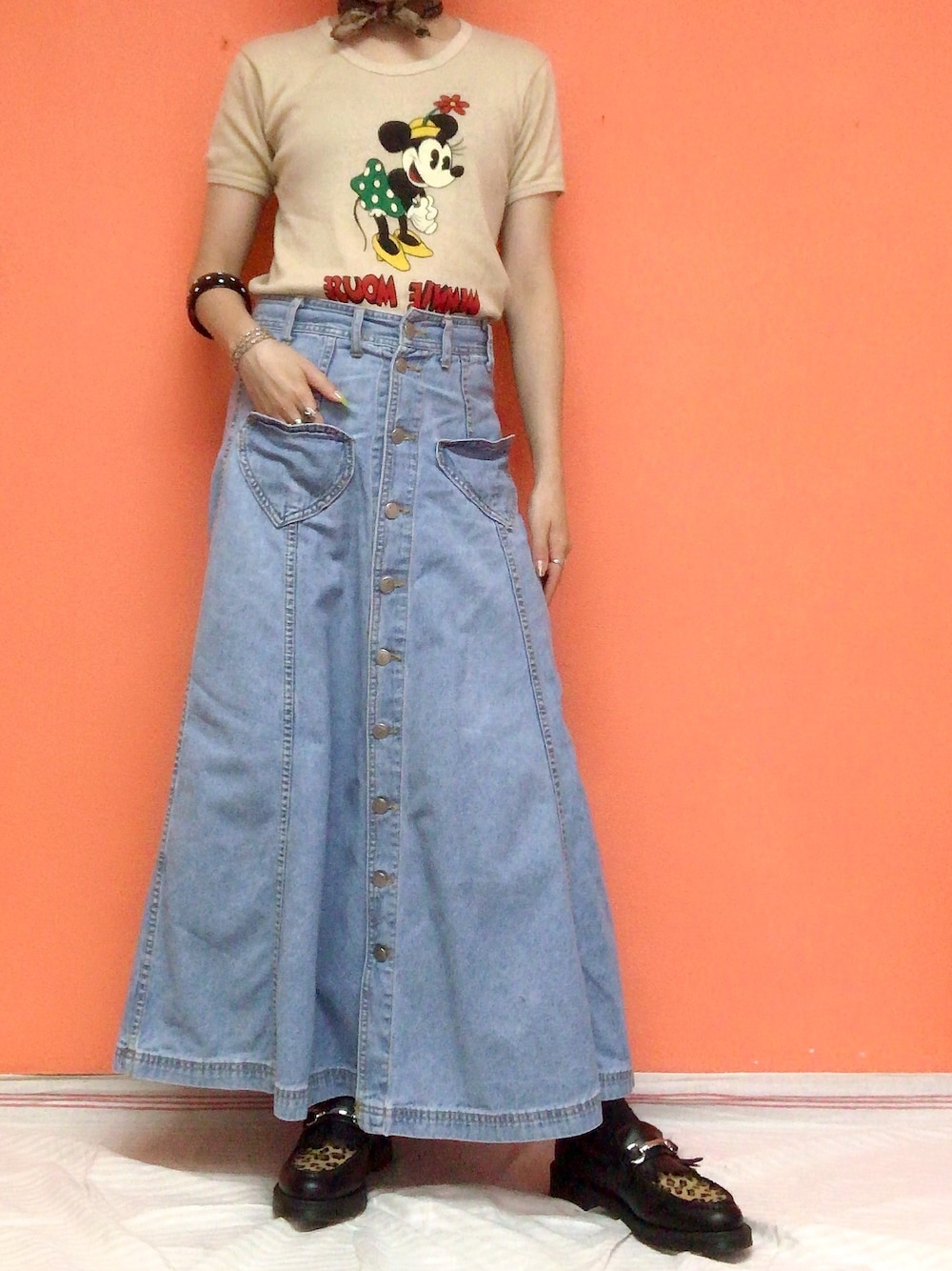 「Dr.Martens、デニムロングスカート、ミニー、ローファー、レオパードシューズ、古着Tシャツ、古着女子」｜「VINTAGEのkids shop（デニムスカート、ブルー系）」を使った、noriさん（レディース・158cm）の夏コーディネートの1枚目の写真