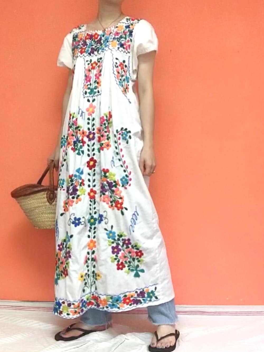 「カコバッグ、マキシ丈ワンピース、夏コーデ、リーバイス501、カットオフデニム、メキシカンワンピ、刺繍ワンピース、古着女子、ビーチサンダル」｜「VINTAGEのアイテム（ワンピース、ホワイト系）」を使った、noriさん（レディース・158cm）の夏コーディネートの1枚目の写真