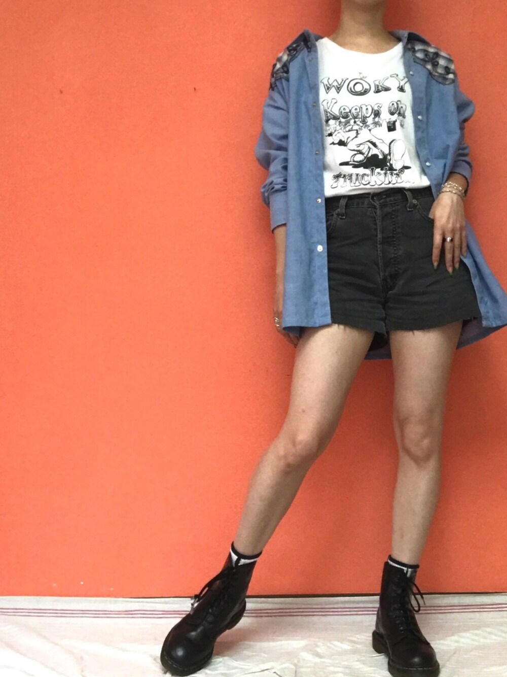「ウェスタンシャツ、白Tシャツ、カットオフパンツ、ショートパンツ、リーバイス、メンズシャツ、ドクターマーチン、8ホール、古着MIX、古着女子」｜「Levi'sの80s〜90s usa製リーバイスコーデュロイのカットオフ（その他パンツ、ブラック系）」を使った、noriさん（レディース・158cm）の夏コーディネートの1枚目の写真