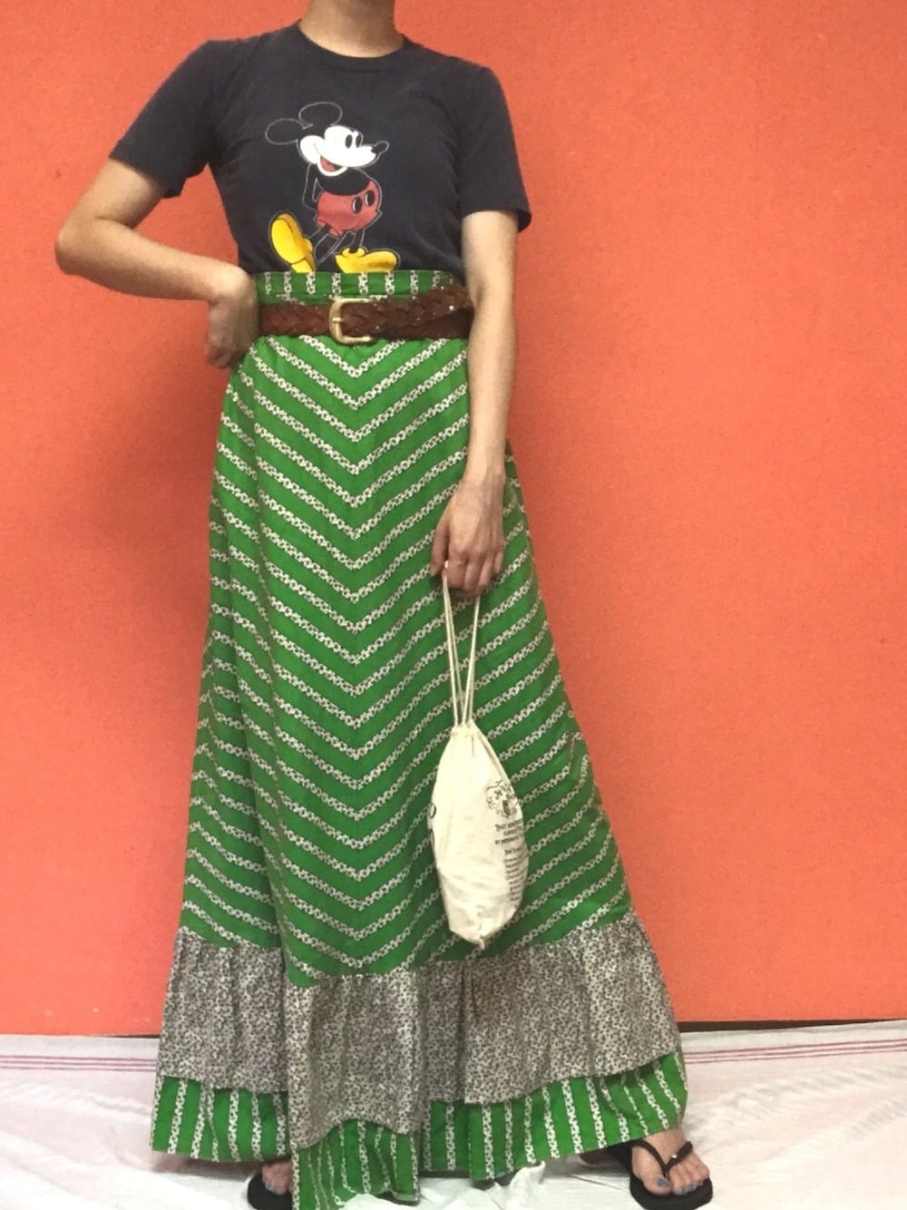 「ミッキーT、マキシスカート、花柄スカート、黒Tシャツ、古着コーデ、キャラT、70s、80s、ビーチサンダル、古着女子」｜「VINTAGEの祐天寺　garden730（Tシャツ/カットソー、ブラック系）」を使った、noriさん（レディース・158cm）の夏コーディネートの1枚目の写真