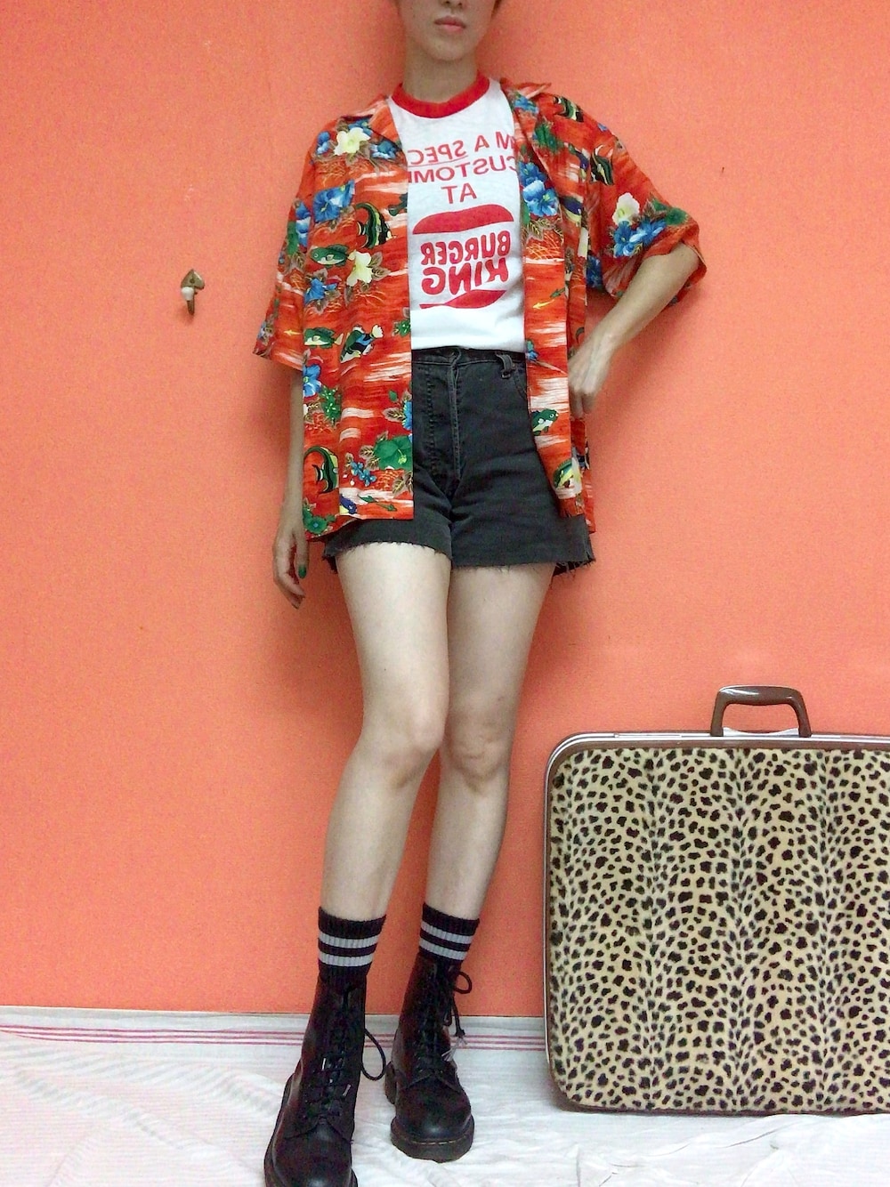 「アロハシャツ、柄シャツ、ショートパンツ、カットオフパンツ、リーバイス501、夏だ！Tシャツ着よう！、古着コーデ、古着女子、リンガーTシャツ、バーガーキング」｜「Levi'sの80s〜90s usa製リーバイスコーデュロイのカットオフ（その他パンツ、ブラック系）」を使った、noriさん（レディース・158cm）の夏コーディネートの1枚目の写真