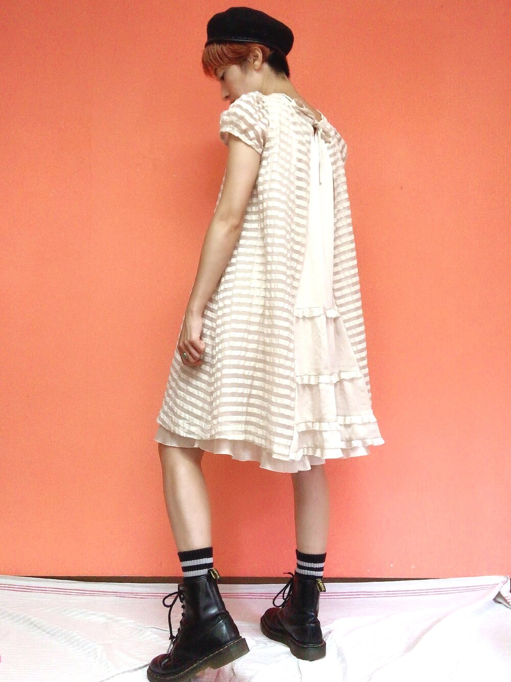 「ワンピース×ブーツ、アナトリエ(anatelier)、ドクターマーチン、Dr.Martens、8ホール、ベレー帽、白ワンピース、秋コーデ、モノトーンコーデ、古着女子」｜「VINTAGEのgarden730（ハンチング/ベレー帽、ブラック系）」を使った、noriさん（レディース・158cm）の秋コーディネートの1枚目の写真