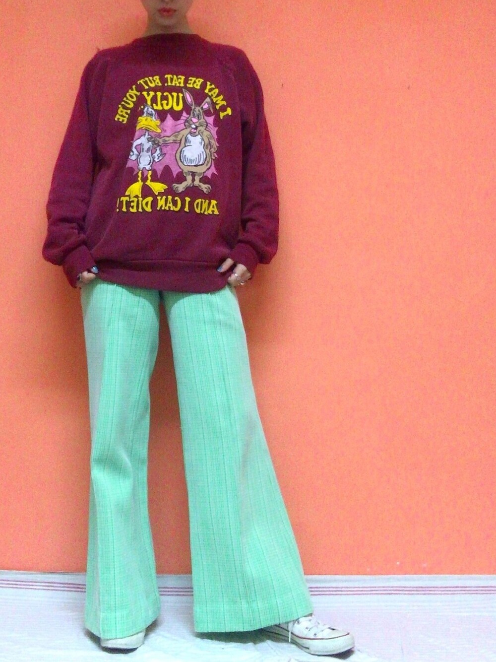 「スウェット、フレアパンツ、70s、80s、古着コーデ、古着スウェット、古着女子、カラーパンツ」｜「VINTAGEのアイテム（スウェット、レッド系）」を使った、noriさん（レディース・158cm）の秋コーディネートの1枚目の写真