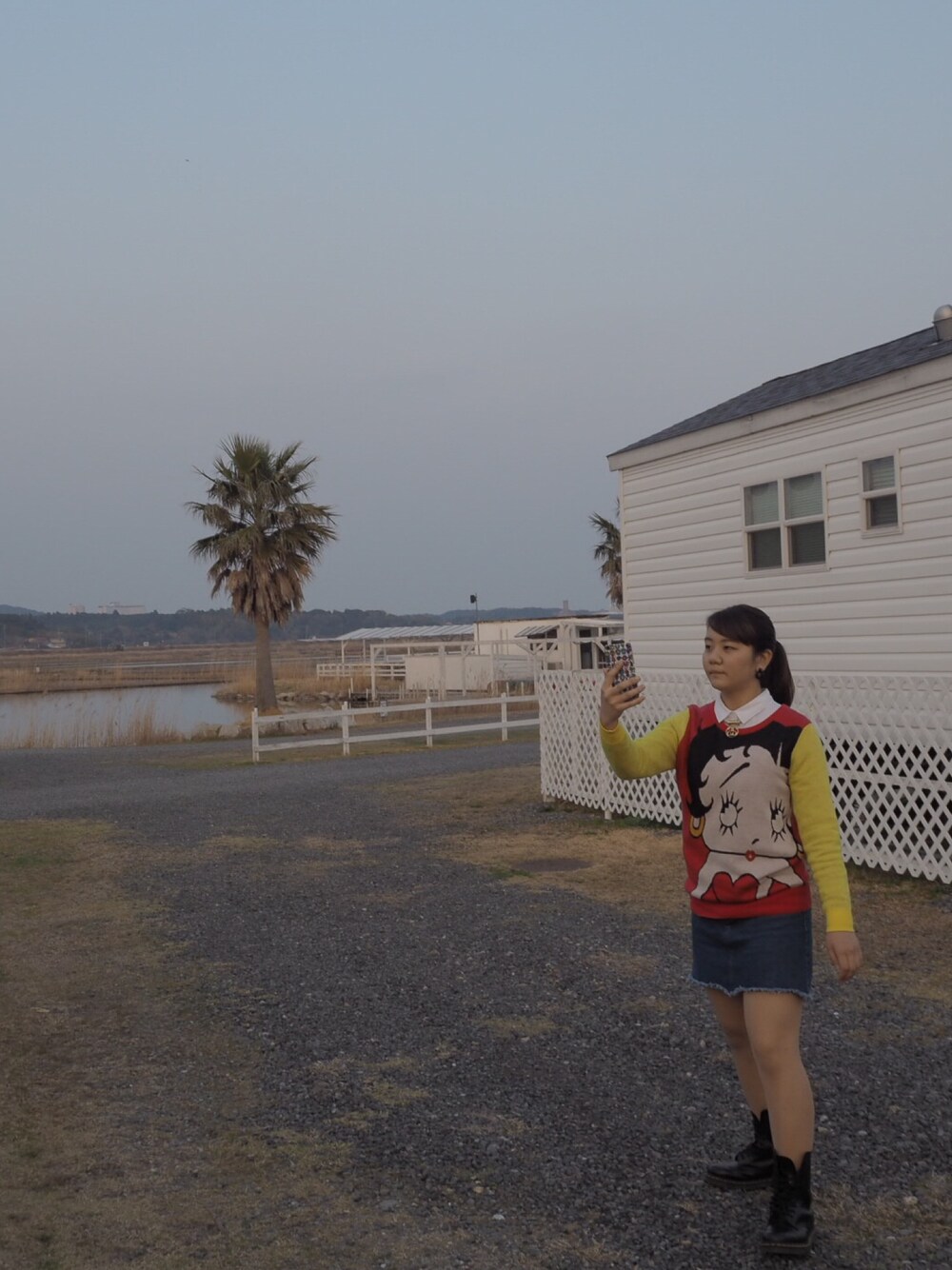「JOYRICH、ベティーちゃん、Dr.Martens」｜「JOYRICHのアイテム（ニット/セーター、レッド系）」を使った、ひかるさん（レディース・162cm）の春コーディネートの1枚目の写真