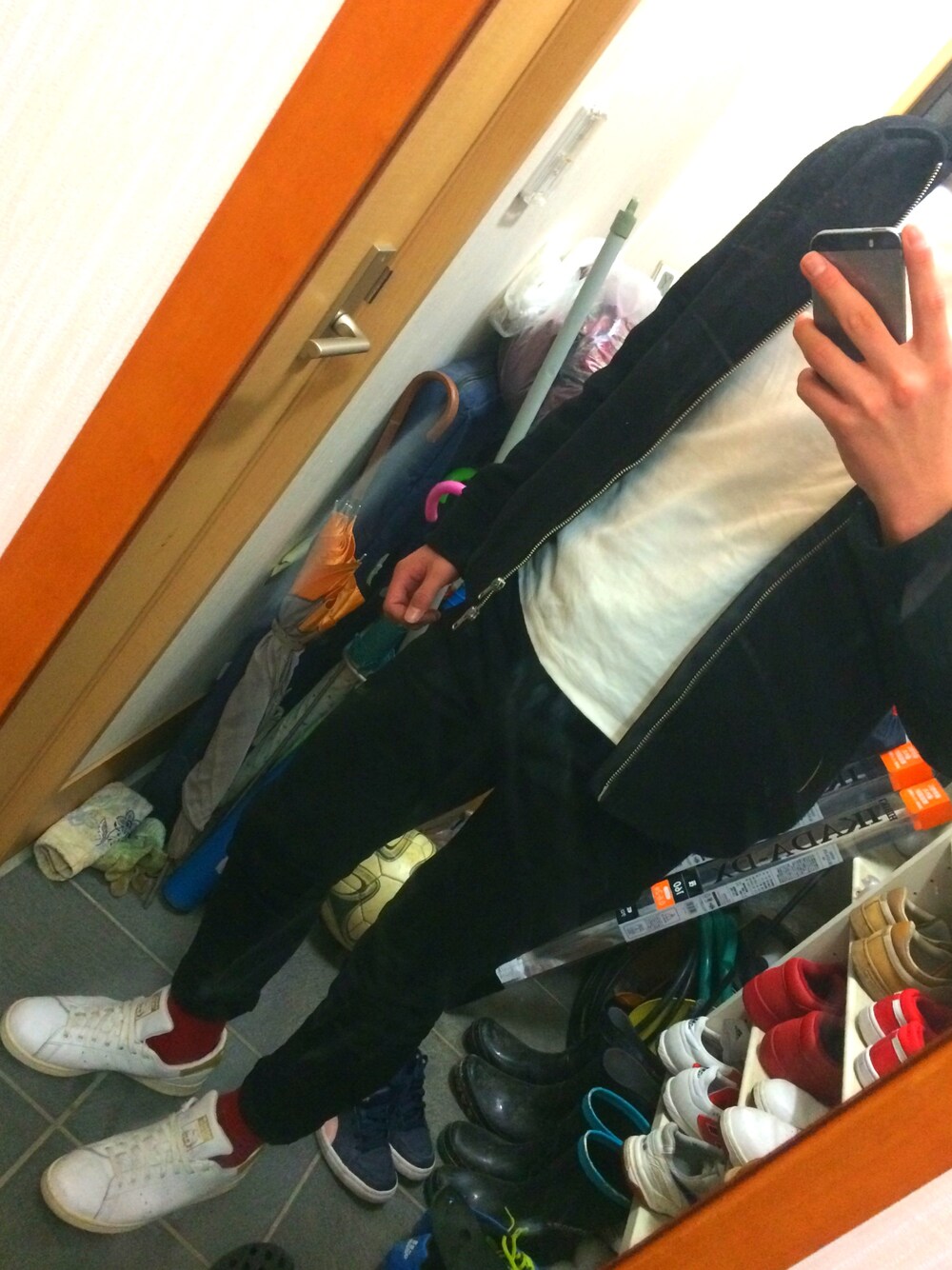 「ユニクロ、シンプル、赤靴下、stan smith、tk.TAKEO KIKUCHI、学生」｜「THE SHOP TK の衿付き中綿ブルゾン（ブルゾン、ブラック系）」を使った、そっちゃんさん（メンズ・173cm）の冬コーディネートの1枚目の写真
