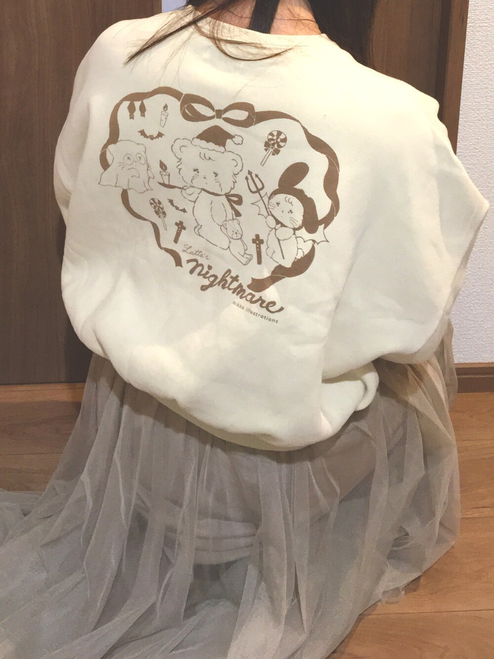 ベージュ系のトップス、ベージュ系のスカートを着用したレディースの冬コーディネートの1枚目の写真