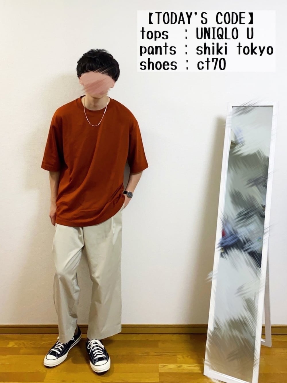 オレンジ系のTシャツ/カットソー、ホワイト系のその他パンツ、ブラック系のスニーカーを着用したメンズの春コーディネートの1枚目の写真
