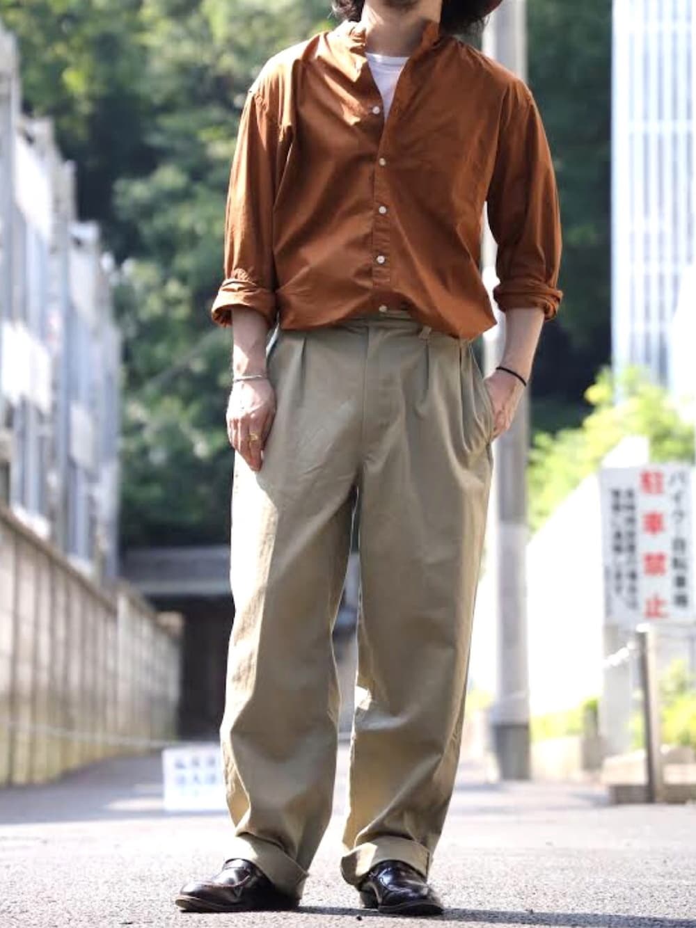 ブラウン系のシャツ/ブラウス、ベージュ系のカーゴパンツを着用したメンズの夏コーディネートの1枚目の写真