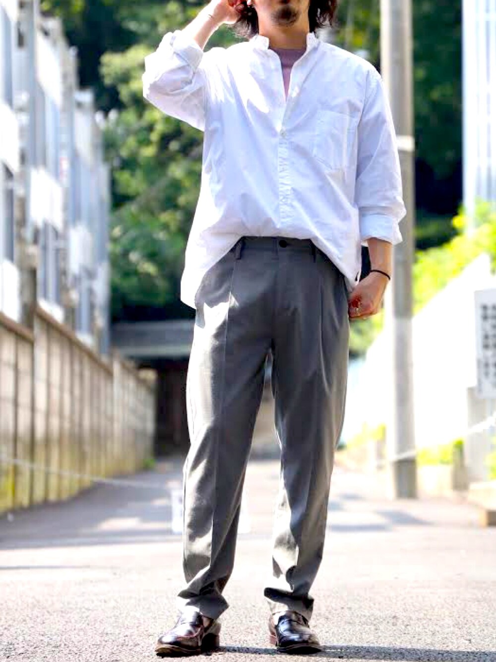 ホワイト系のシャツ/ブラウスを着用したメンズの夏コーディネートの1枚目の写真