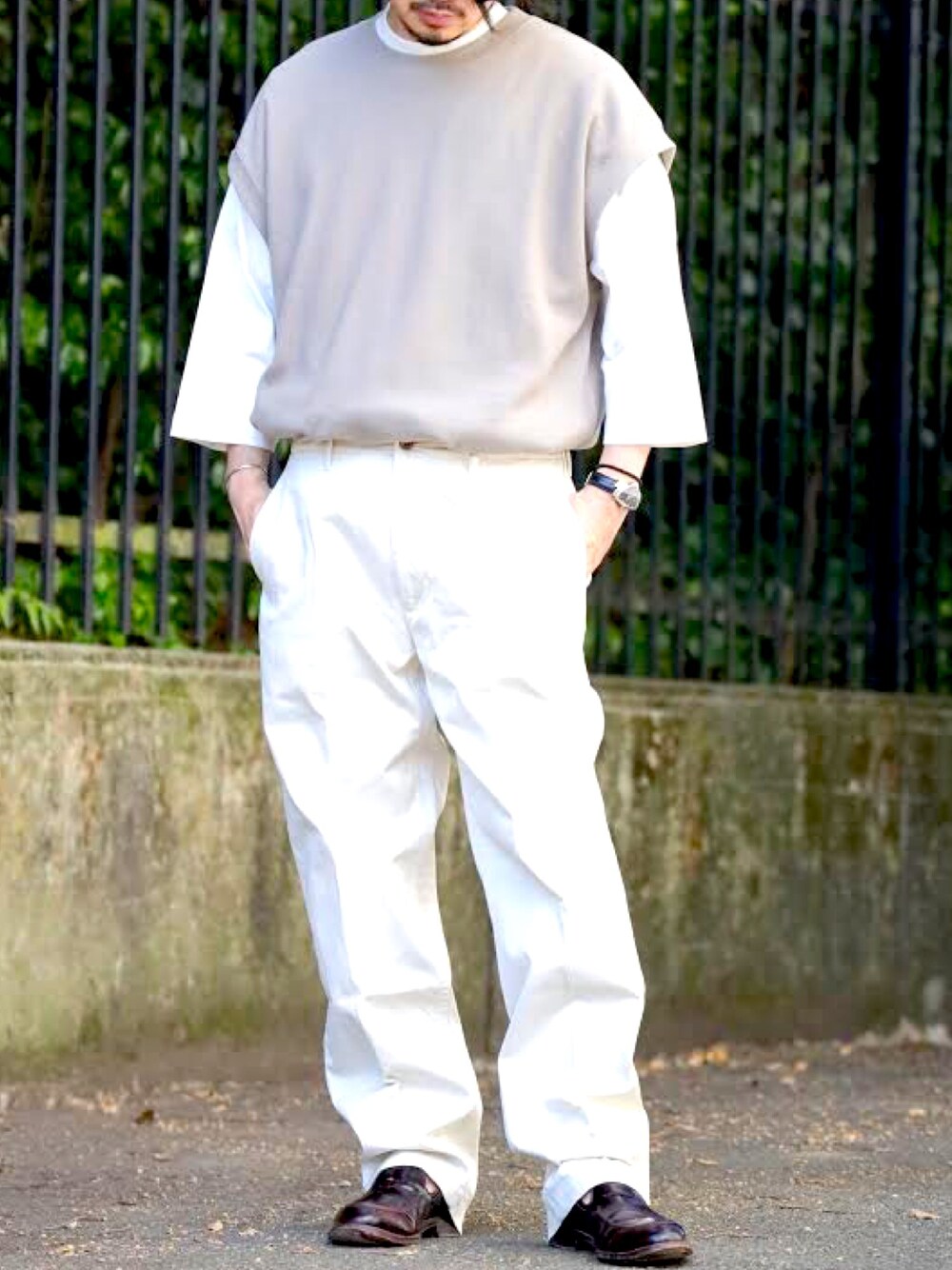 ベージュ系のTシャツ/カットソーを着用したメンズの夏コーディネートの1枚目の写真