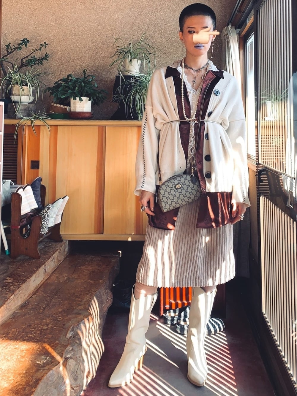 「重ね着、ウエスタンブーツ、坊主、青リップ、ヴィンテージバッグ」｜「ENJOY-SUNのアイテム（カーディガン/ボレロ、ホワイト系）」を使った、ほたてさん（レディース・166cm）の秋コーディネートの1枚目の写真