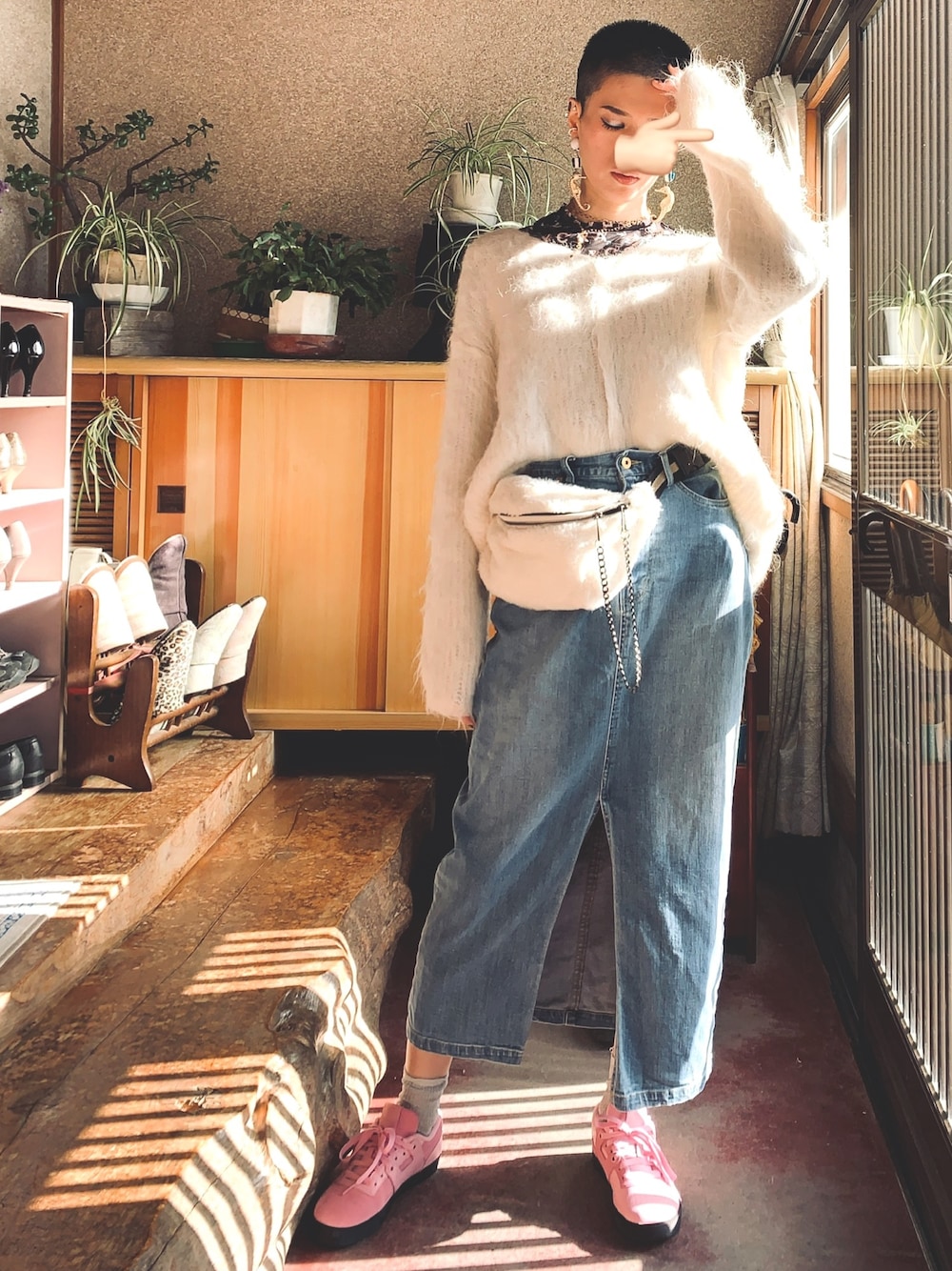 「白ニット、着回しコーデ、リーボック(Reebok)、坊主、デニムスカート、ファーバッグ」｜「FRAY I.Dのアイテム（ニット/セーター、ホワイト系）」を使った、ほたてさん（レディース・166cm）の秋コーディネートの1枚目の写真