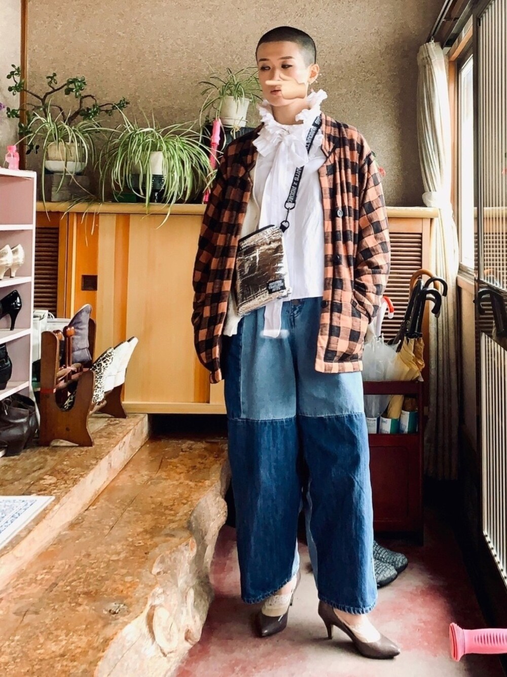 ホワイト系のシャツ/ブラウス、その他のジャケット/アウター、シルバー系のショルダーバッグを着用したレディースの春コーディネートの1枚目の写真