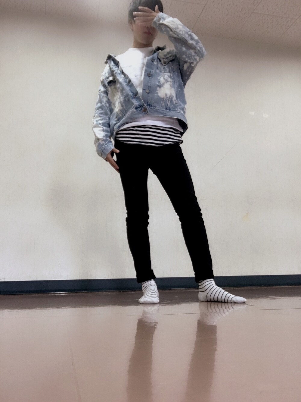 「デニム、ストリート服が好き、ハデハデ」｜「GUの(GU)スキニーパンツ OFF WHITE 55（その他パンツ、ブラック系）」を使った、ちぇるさん（メンズ・176cm）の冬コーディネートの1枚目の写真